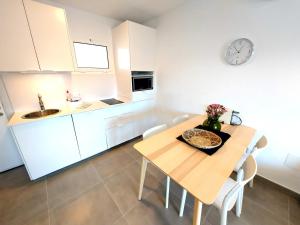 Suite Mirapuerto - Luxury apartment with sea view tesisinde mutfak veya mini mutfak