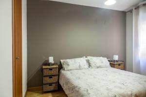 A bed or beds in a room at Valencia Flat Rental Swim and Paddle