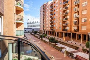 バレンシアにあるValencia Flat Rental Swim and Paddleのアパートメントビルのバルコニーから景色を望めます。