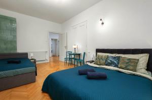 sypialnia z niebieskim łóżkiem i kanapą w obiekcie Apartament blisko Wawelu w Krakowie +8 zdjęć