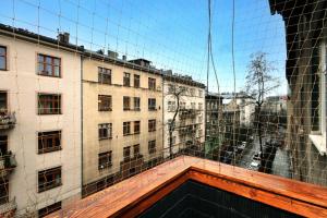 widok na budynek przez szklane okno w obiekcie Apartament blisko Wawelu w Krakowie