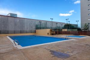 einem großen Pool vor einem Gebäude in der Unterkunft Valencia Flat Rental Swim and Paddle in Valencia