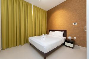 um quarto com uma cama grande e cortinas verdes em Stunning 3 bedroom townhouse in Townsquare em Dubai