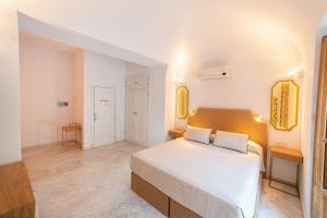 a bedroom with a large white bed in a room at Hotel Casa Palacio la Sal in Córdoba