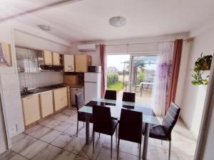 Kuchyň nebo kuchyňský kout v ubytování Apartments Nada