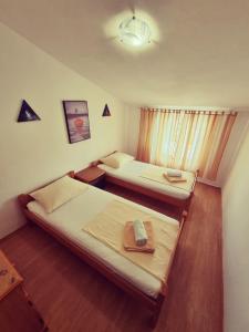Postel nebo postele na pokoji v ubytování Apartments Nada