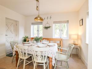 een eetkamer met een tafel en stoelen bij Woodland Lodge in Wolverhampton