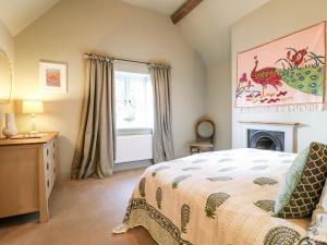 een slaapkamer met een groot bed en een open haard bij Woodland Lodge in Wolverhampton