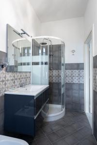La salle de bains est pourvue d'un lavabo et d'une douche. dans l'établissement B & B L'ABBRACCIO, à Agnone