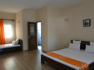 A bed or beds in a room at Hotel H1 Antsirabe