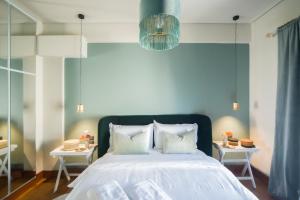 1 dormitorio con 1 cama con pared azul en Luxury Premium Suite #4, en Chalkida
