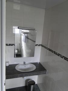 A bathroom at Hotel H1 Antsirabe