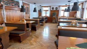 Reštaurácia alebo iné gastronomické zariadenie v ubytovaní Landhaus Bad Hopfreben