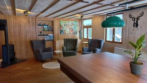 uma sala de estar com uma mesa e duas cadeiras em Landhaus Bad Hopfreben em Schoppernau