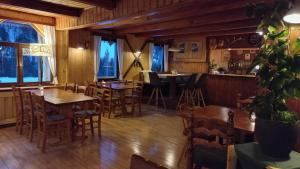 Reštaurácia alebo iné gastronomické zariadenie v ubytovaní Landhaus Bad Hopfreben