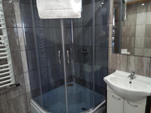Kúpeľňa v ubytovaní APARTHOTEL Apartamenty KORONA noclegi przy Termach Cieplickich 10proc rabatu do TERM Jelenia Góra Cieplice