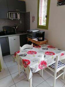 eine Küche mit einem Tisch mit Blumenmuster darauf in der Unterkunft Dans une station thermale, Studio dans résidence avec ascenseur in Amélie-les-Bains-Palalda