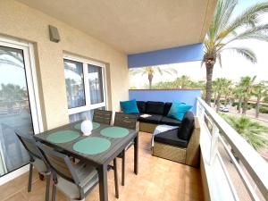 balcón con mesa, sillas y sofá en Calas de Campoamor en Cabo Roig, en Playas de Orihuela