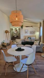 阿蘭卡絲多薩的住宿－Quintinha do Sal - Casa das Flores，客厅配有白色的桌子和椅子