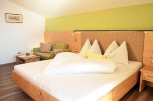 Postel nebo postele na pokoji v ubytování Hotel Karin
