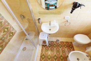 ein Bad mit einer Dusche, einem Waschbecken und einem WC in der Unterkunft Antico Monastero Di Anacapri in Anacapri