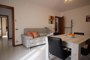Casa Vacanze Doralice في Barzana: غرفة معيشة مع طاولة وأريكة