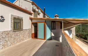 En balkong eller terrasse på Awesome Home In Villanueva De Algaidas With Kitchen
