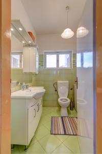 Kúpeľňa v ubytovaní The apartments consists of two bedrooms, a bathroom, a kitchen and a living room