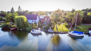 3 Boote sind in einem Wasserkörper angedockt in der Unterkunft Auszeit am Haffufer in Wilhelmshof