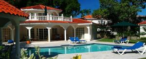 Villa con piscina con sillas y casa en 3BR Villa with VIP Access - All Inclusive Program with Alcohol Included., en San Felipe de Puerto Plata 13 fotos más