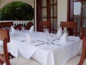 Restaurant o iba pang lugar na makakainan sa 3BR Villa with VIP Access - All Inclusive Program with Alcohol Included.