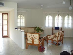 una sala de estar con una mesa y sillas en 3BR Villa with VIP Access - All Inclusive Program with Alcohol Included., en San Felipe de Puerto Plata