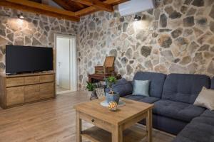 TV a/nebo společenská místnost v ubytování Villa Adamaris