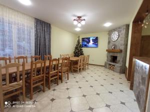 TV a/nebo společenská místnost v ubytování Кам'яний двір