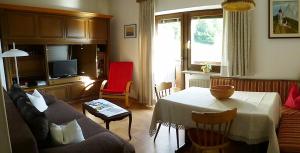 A seating area at Apartment Weissenegger