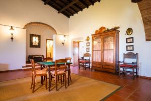 a dining room with a table and chairs at Monte das Lages in Redondo