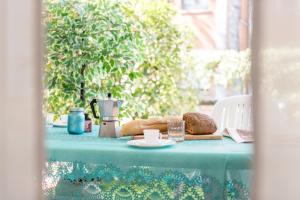 einen Tisch mit einem blauen Tischtuch mit Brot darauf in der Unterkunft Bosco Canoro Bibione Resort in Bibione