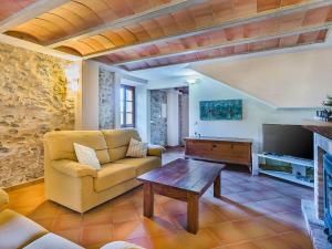 salon z kanapą i stołem w obiekcie Villa Can Fanals by SunVillas Mallorca w mieście Pollença