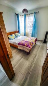 een slaapkamer met een bed in een kamer bij Sunrise View villa in Bois-des-Amourettes