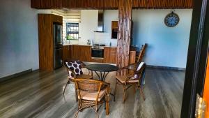 een keuken en eetkamer met een tafel en stoelen bij Sunrise View villa in Bois-des-Amourettes