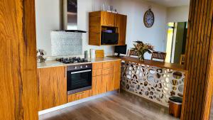 Kuchyň nebo kuchyňský kout v ubytování Sunrise View villa + 28 fotografií