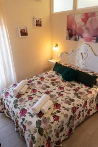 1 dormitorio con 1 cama con toallas en Aptos Centro A y B FAMORCAS, en Almodóvar del Río