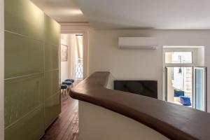 escalera en una habitación con sala de estar en #8 Suite Promenade 1min Beach 2rooms/Parking/Terrace/WIFI, en Niza