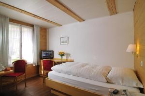 Ένα ή περισσότερα κρεβάτια σε δωμάτιο στο Hotel Chalet Swiss
