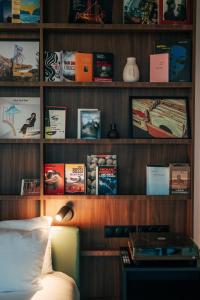 Posteľ alebo postele v izbe v ubytovaní JOST Hotel Montpellier Centre St Roch