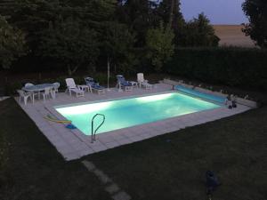 Poolen vid eller i närheten av Inviting 2-Bed Apartment with pool in Saint-Romain
