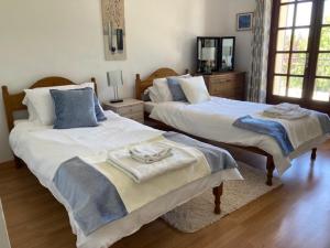 Säng eller sängar i ett rum på Inviting 2-Bed Apartment with pool in Saint-Romain