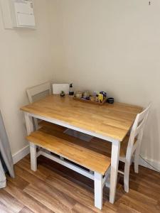une table en bois avec deux chaises, une table et une table dans l'établissement Carnach, à Fort William