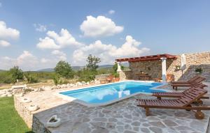 Bazén v ubytování Villa Ivy with perfect privacy, pool, sauna and jacuzzi nebo v jeho okolí