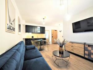 Televízia a/alebo spoločenská miestnosť v ubytovaní VIP Apartamenty Modrzejewska Residence
